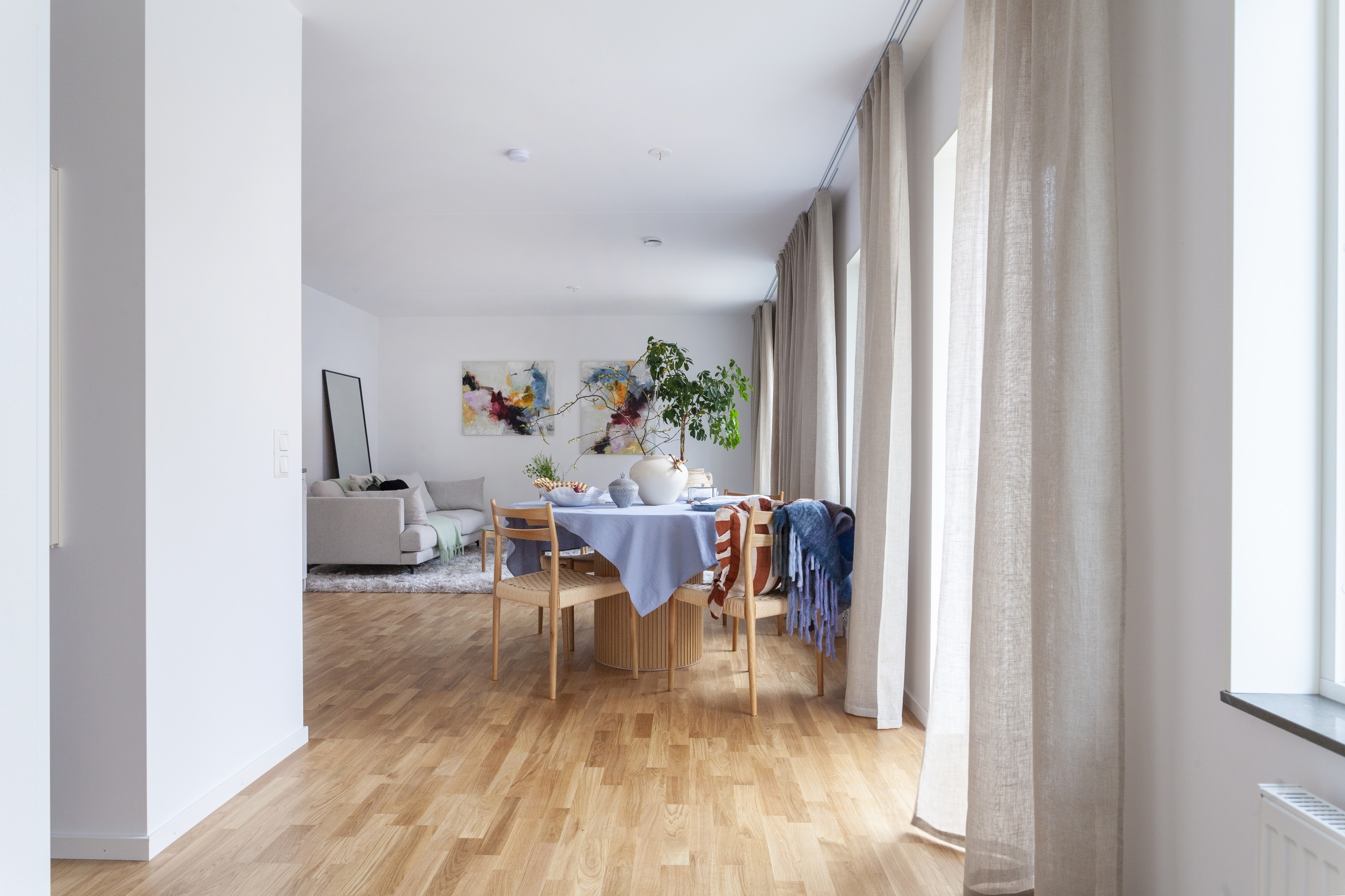 Vy från hall mot matsal och vardagsrum
